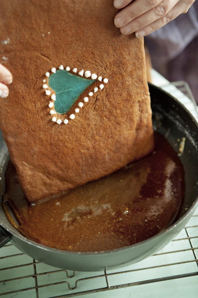 Make a beautiful gingerbread house for Christmas 14