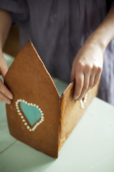 Making a beautiful gingerbread house for Christmas 16