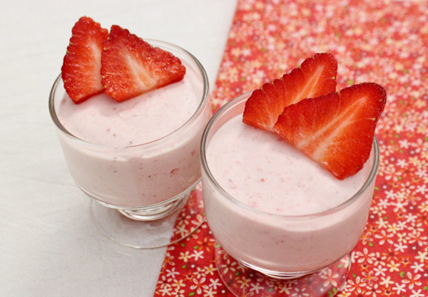 Extremely attractive and sour strawberry mousse 1